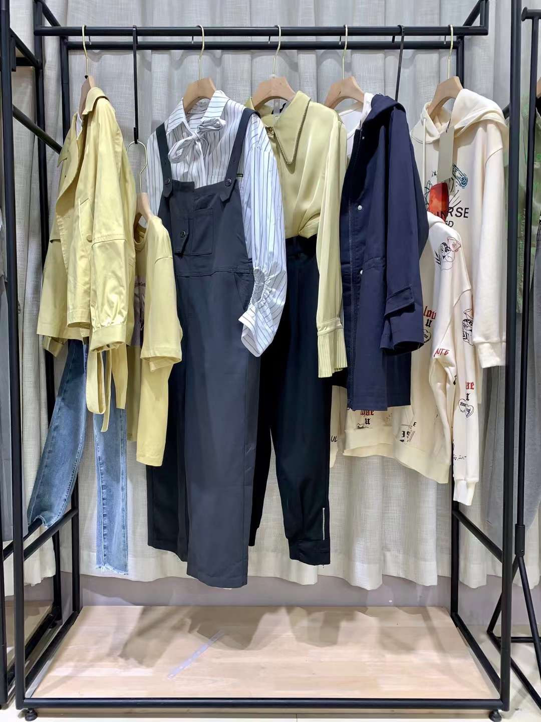 品牌藝國(guó)素際2022品牌女裝折扣店尾貨貨源批發(fā)