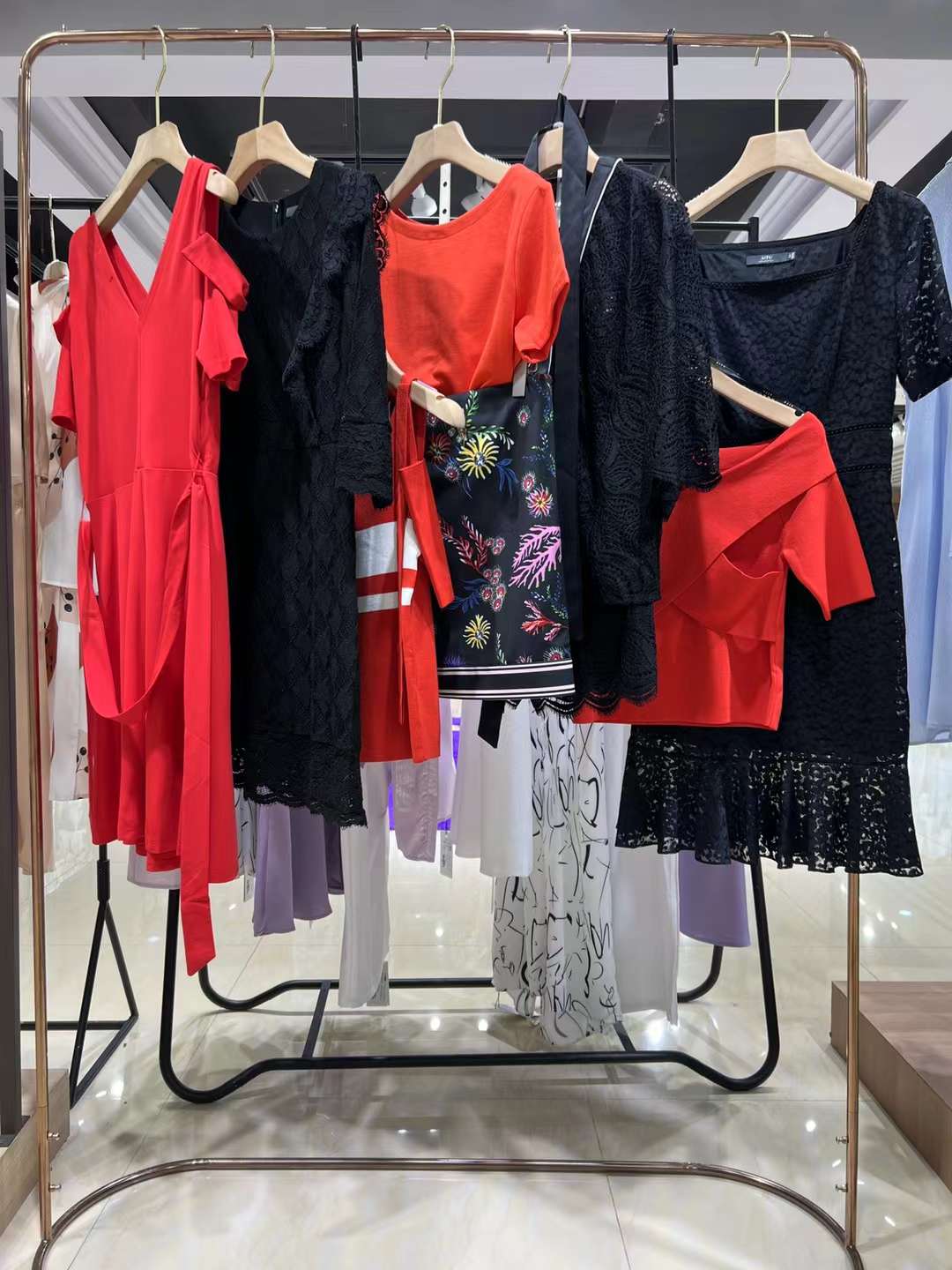 高端 品牌艾托奧2022秋品牌折扣女裝尾貨批發(fā)