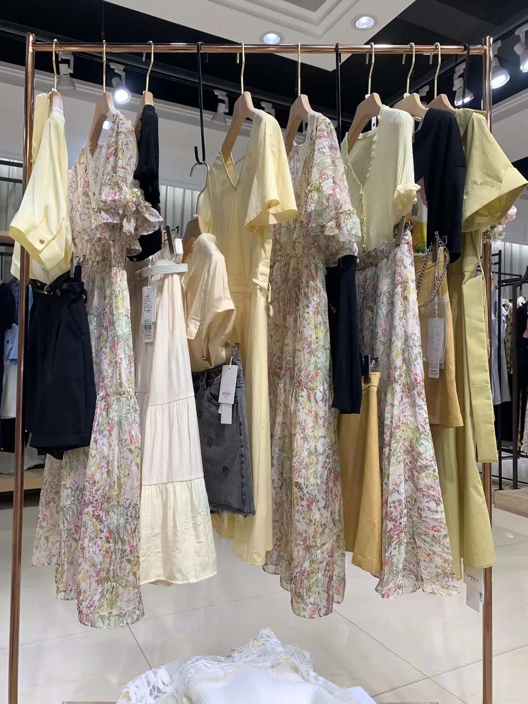 高端原創(chuàng)品牌青葵2022夏品牌折扣女裝尾貨貨源批發(fā)市場(chǎng)