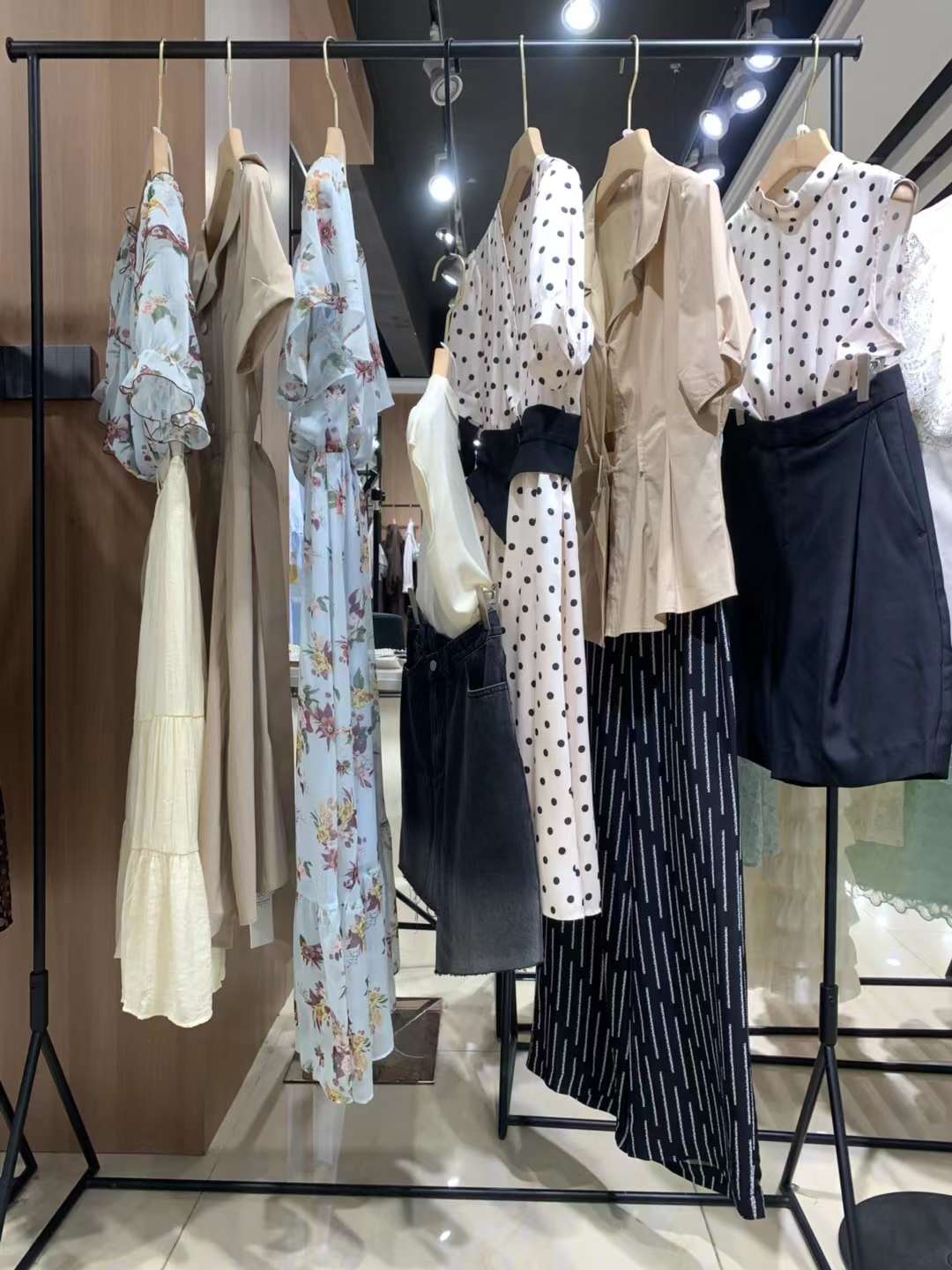 高端原創(chuàng)品牌青葵2022夏品牌折扣女裝尾貨貨源批發(fā)市場(chǎng)