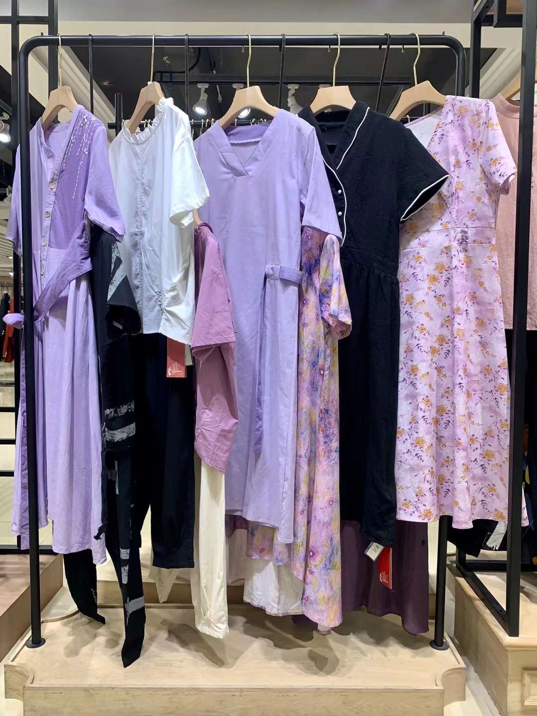 高端 品牌素訂2022夏品牌女裝折扣實(shí)體進(jìn)貨貨源供應(yīng)商