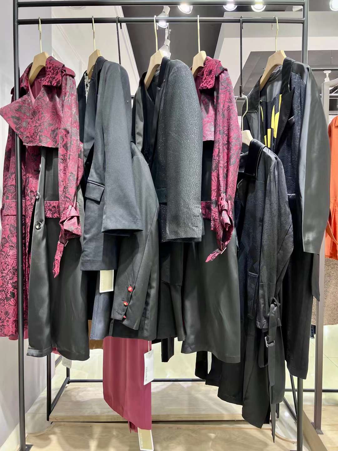 原創(chuàng)設(shè)計(jì)師品牌 旨白2022夏品牌女裝折扣尾貨庫(kù)存一手貨源批發(fā)