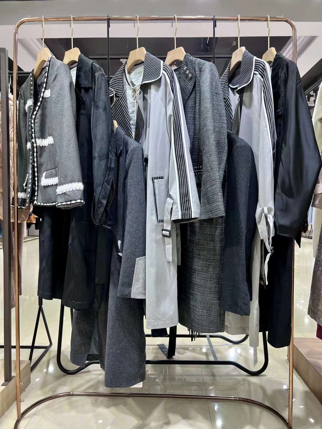 原創(chuàng)設(shè)計(jì)師品牌 旨白2022夏品牌女裝折扣尾貨庫(kù)存一手貨源批發(fā)