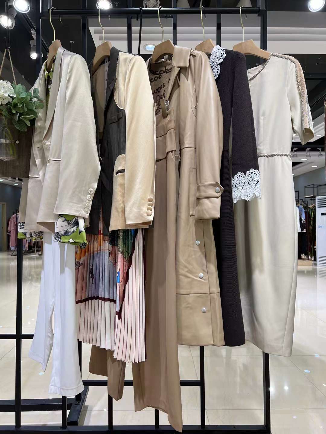 香港品牌蒂芙尼22秋品牌女裝折扣尾貨一手貨源清倉批發(fā)