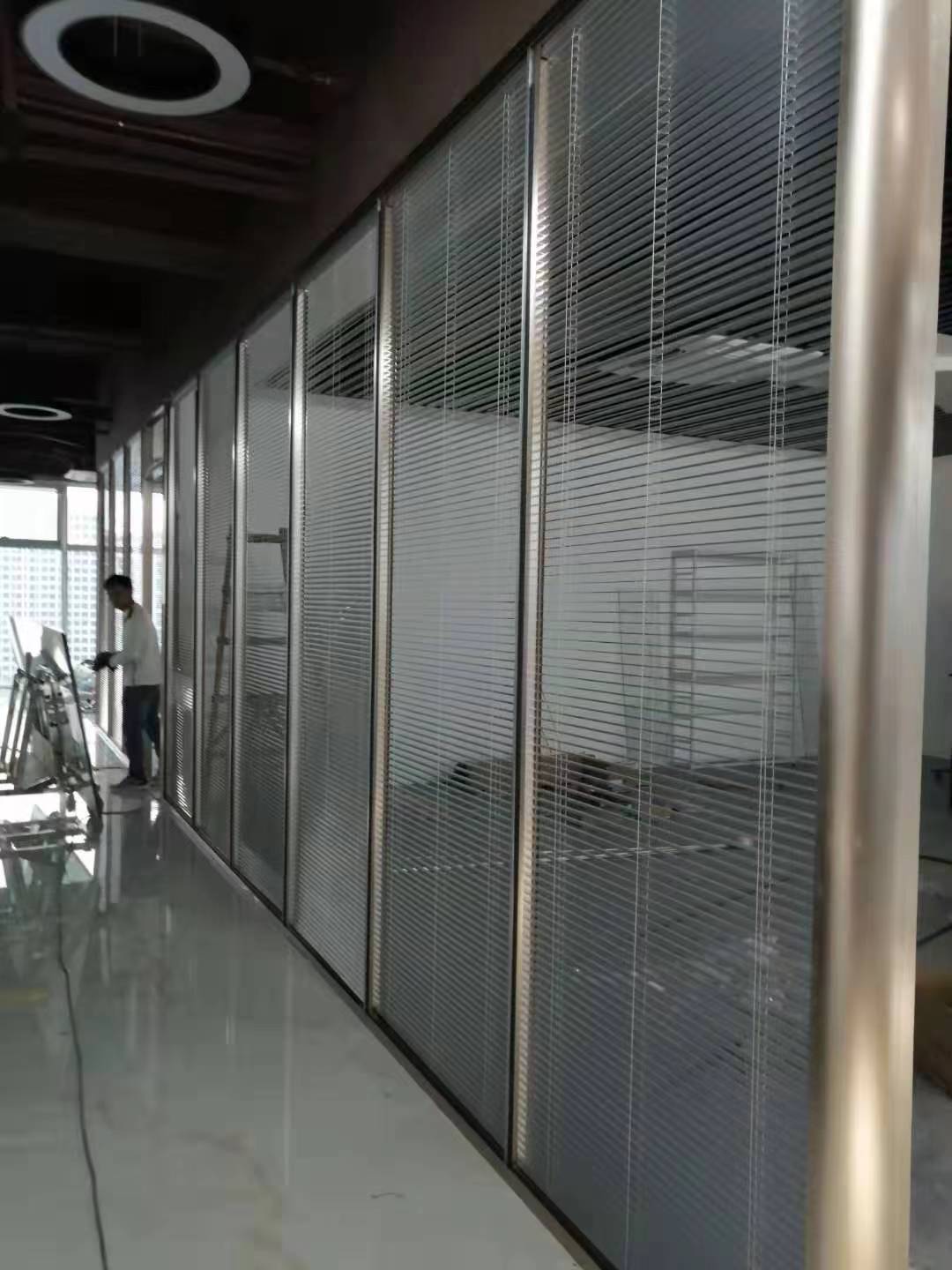 惠州辦公室玻璃隔斷設(shè)計廠家，辦公室玻璃隔斷多少錢，辦公室玻璃隔斷供貨商