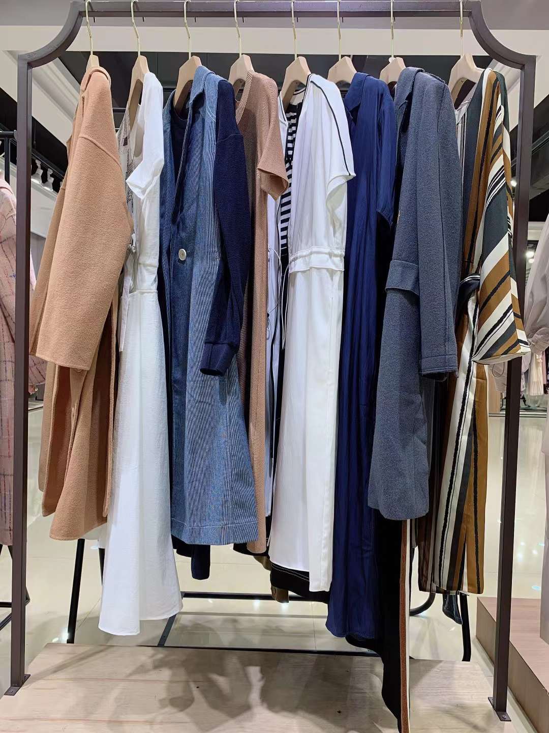 高端知 名品牌瑪塞莉2022四季款精 品折扣女裝庫存貨源批發(fā)商場