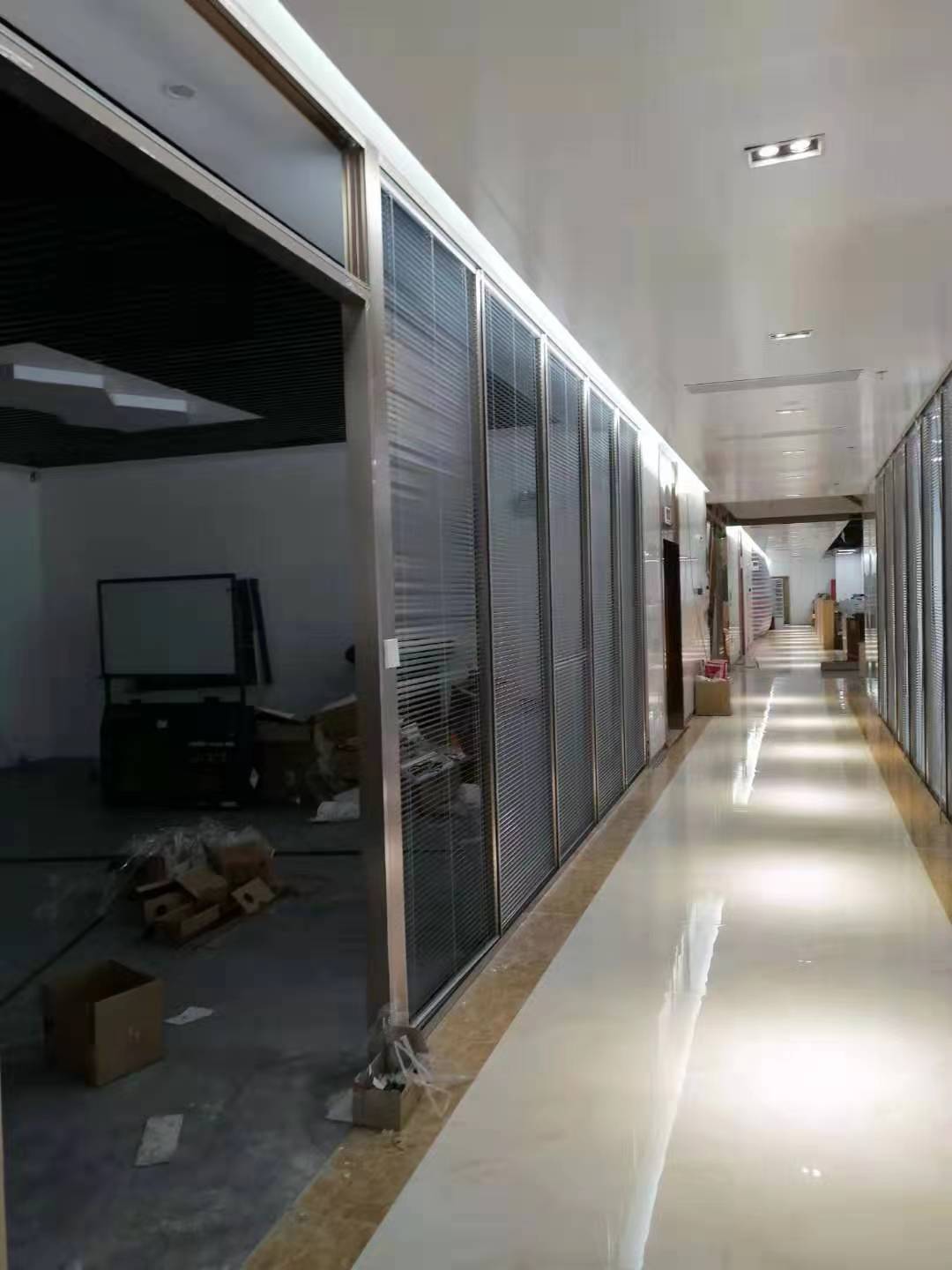 江門辦公室玻璃隔斷訂制，辦公室玻璃隔斷報價單，辦公室玻璃隔斷設計公司