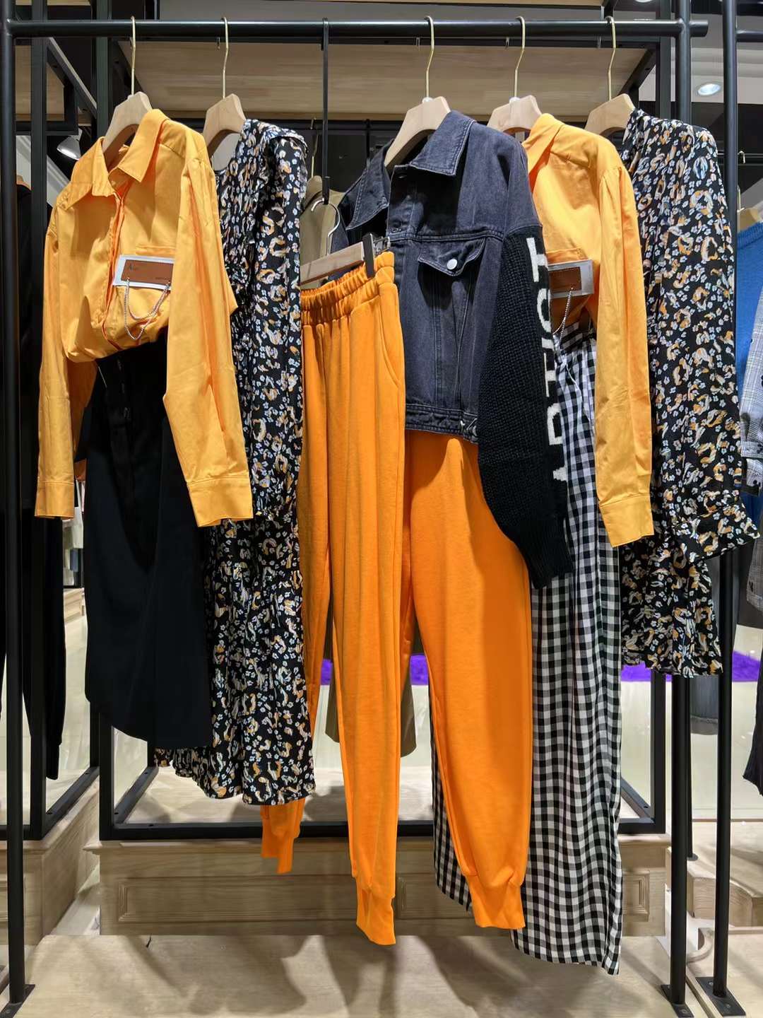國(guó)內(nèi)知 名品牌寶貝瑪麗2022品牌折扣女裝尾貨實(shí)體店進(jìn)貨渠道