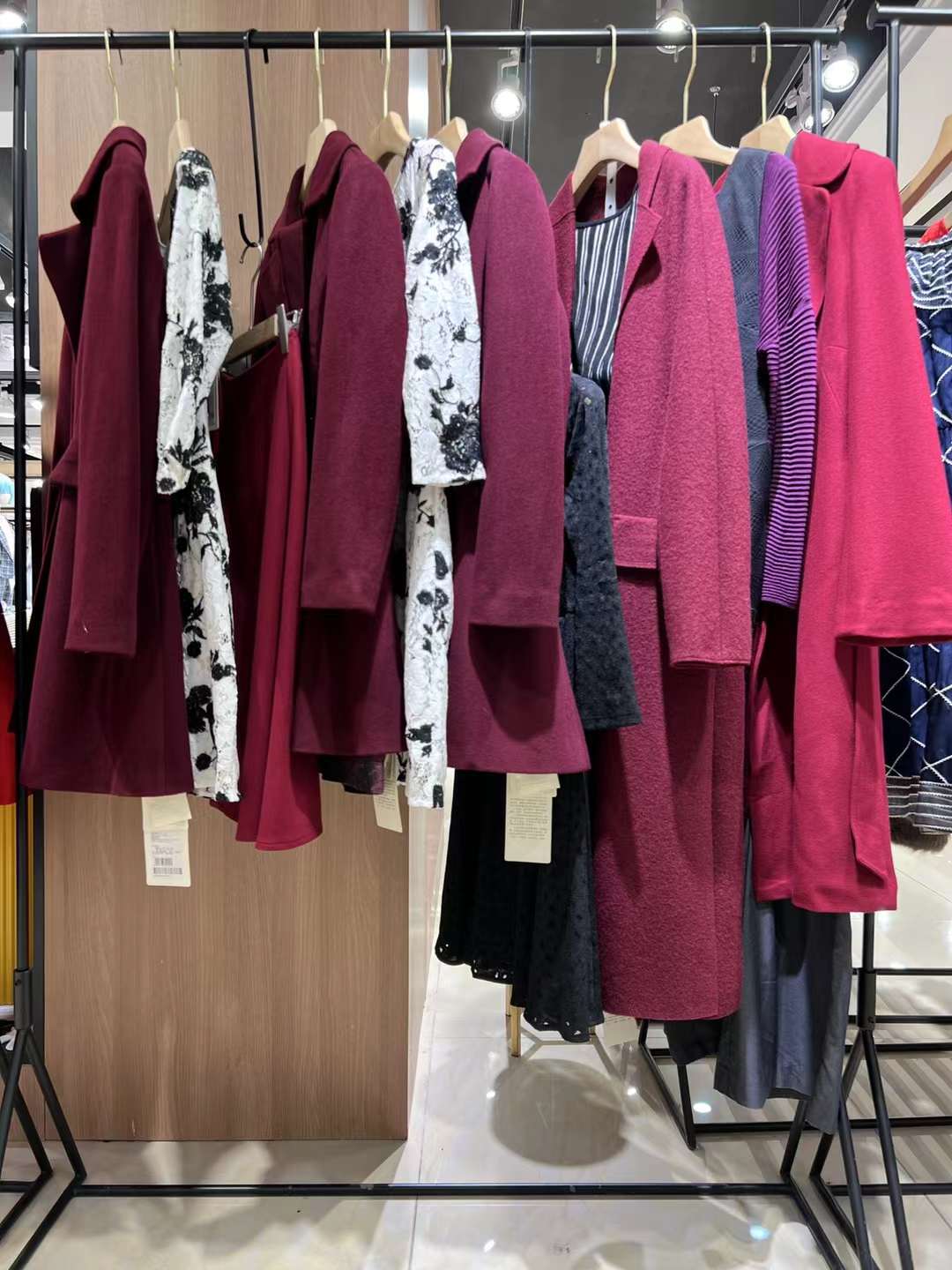 國(guó)內(nèi)一二線 品牌 朗黛國(guó)際2022夏折扣女裝貨源庫(kù)存打包
