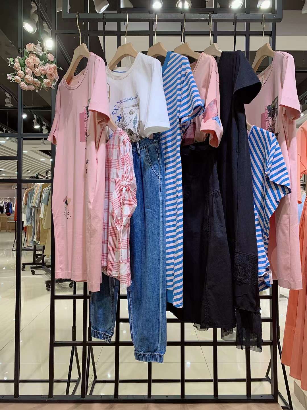 知 名女裝麗迪莎2022夏撤柜女裝折扣尾貨實(shí)體進(jìn)貨渠道