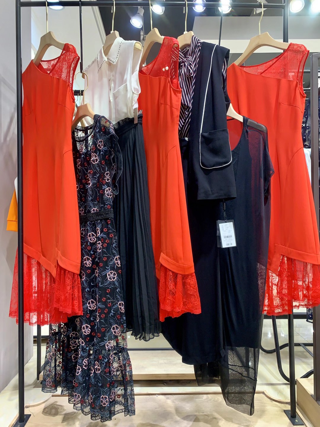 知 名品牌西娜維思2022夏品牌女裝折扣店尾貨貨源批發(fā)