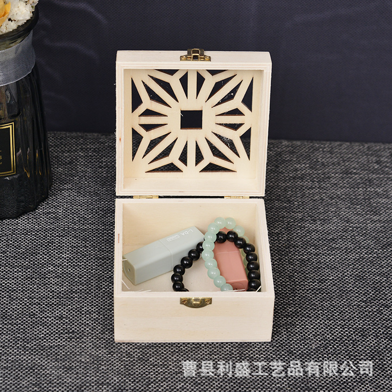 復(fù)古木質(zhì)鏤空首飾盒珠寶玉器手鐲吊墜收藏盒求婚戒指盒首飾禮品盒
