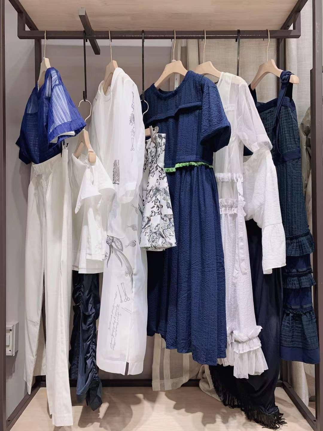 簡約時(shí)尚品牌伊迪索 2022品牌折扣女裝尾貨電商拿貨渠道