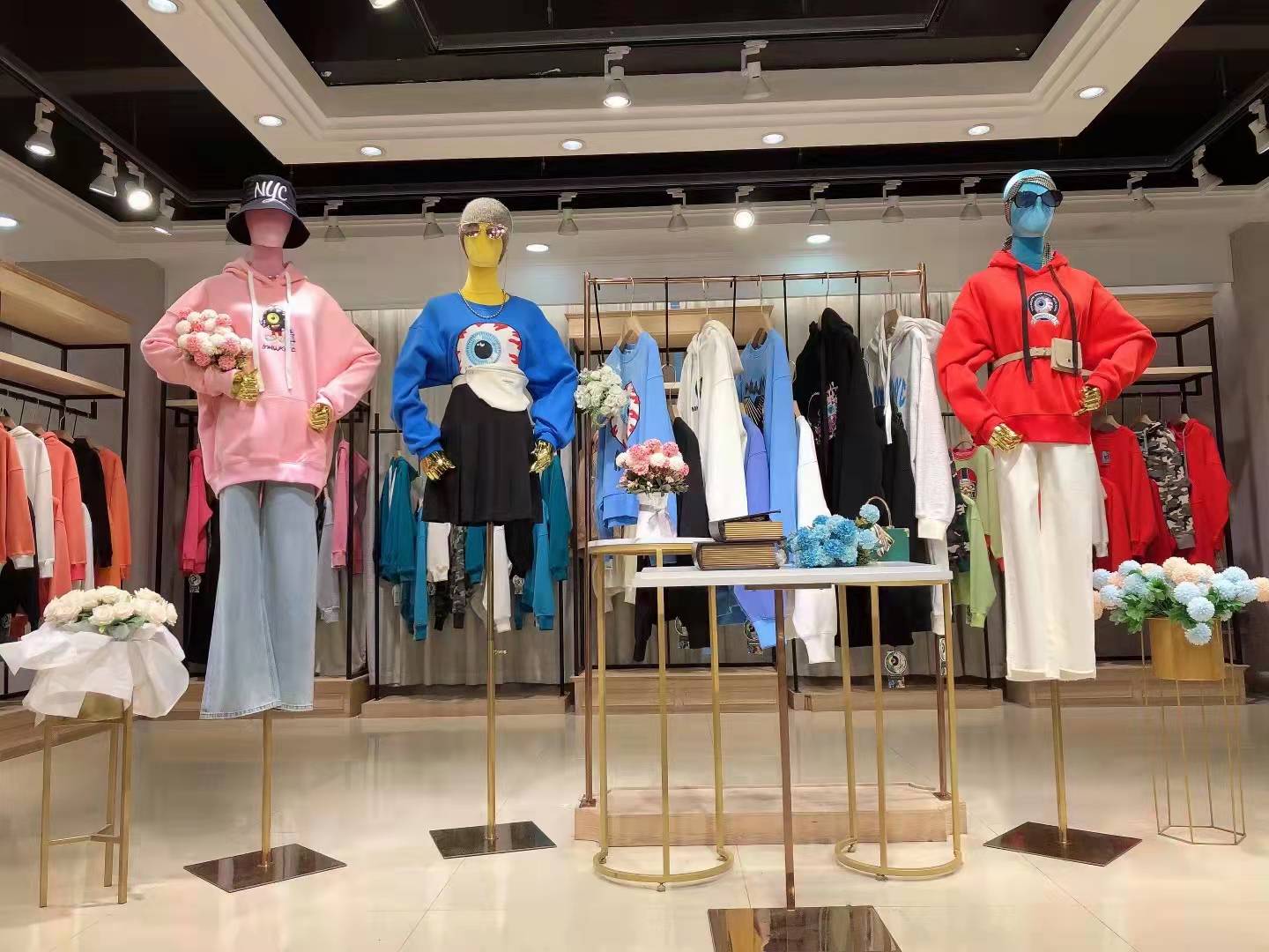 撤柜女裝大眼球2022冬 快手淘大 牌女裝直播間貨源是怎么拿貨的？