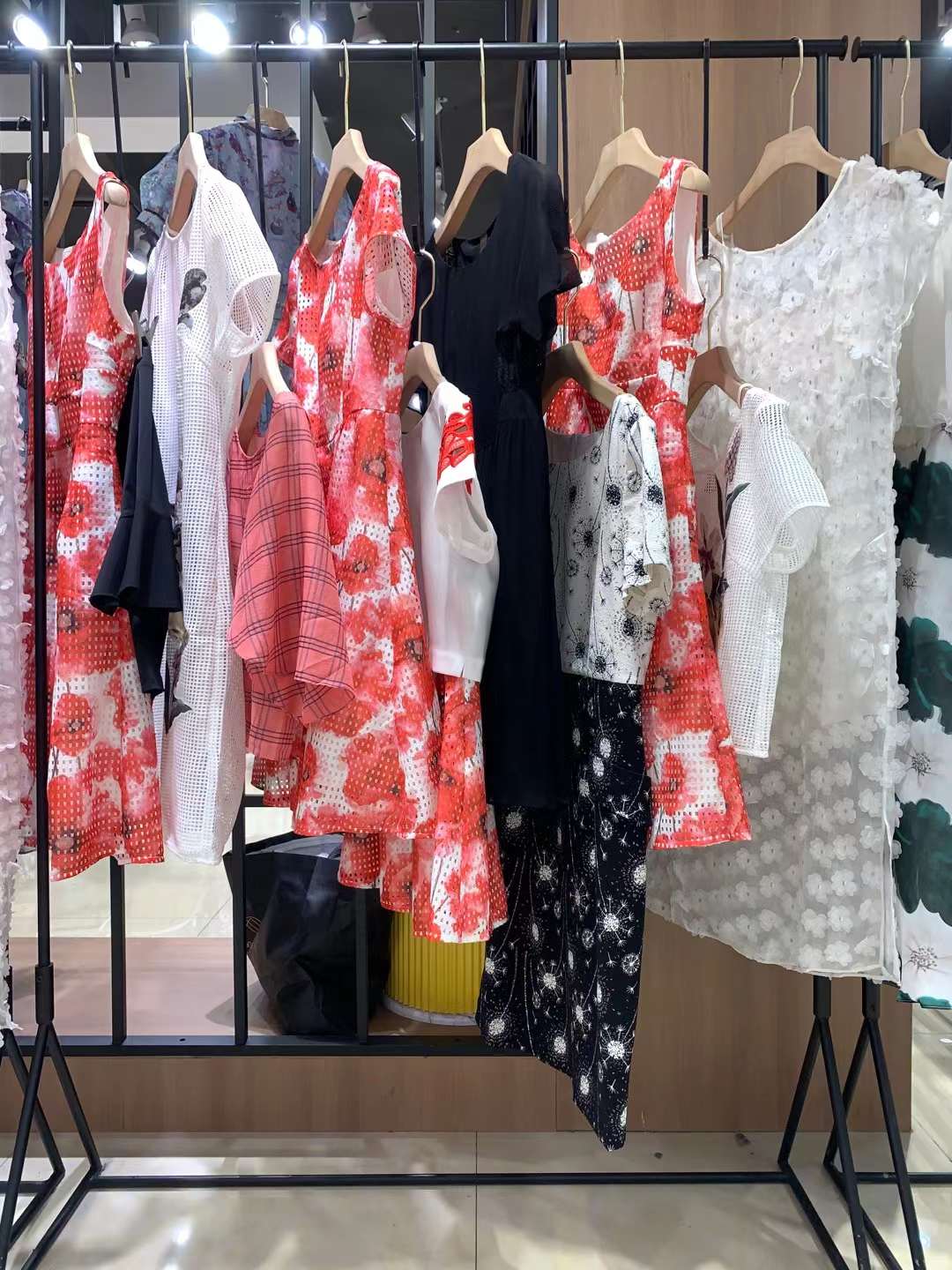 撤柜品牌 黛國(guó)際 2022想直播品牌女裝尾貨帶貨供應(yīng)商怎么找