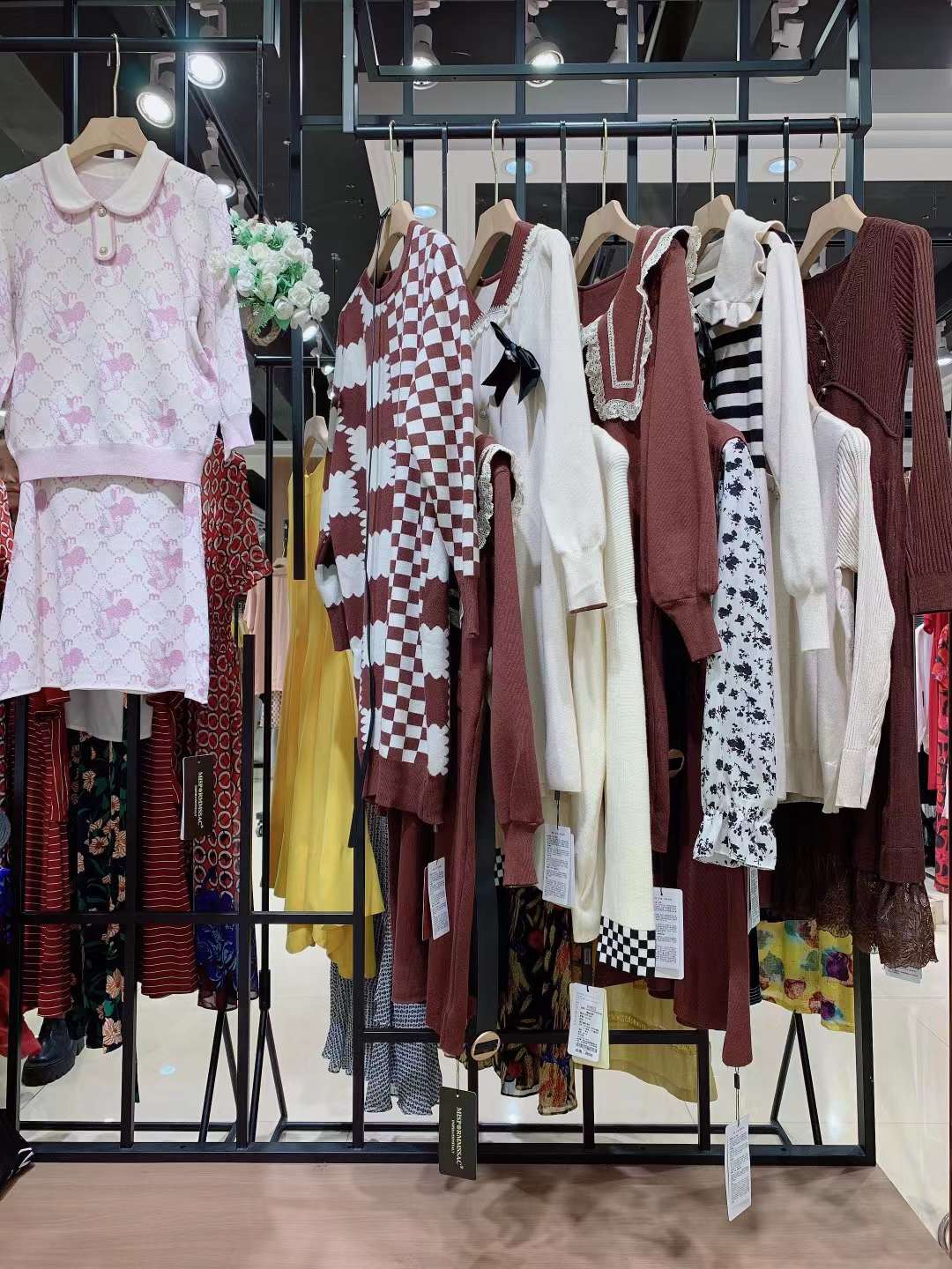 知 名品牌 寶姿2022品牌折扣女裝大碼尾貨直播間進(jìn)貨市場(chǎng)渠道