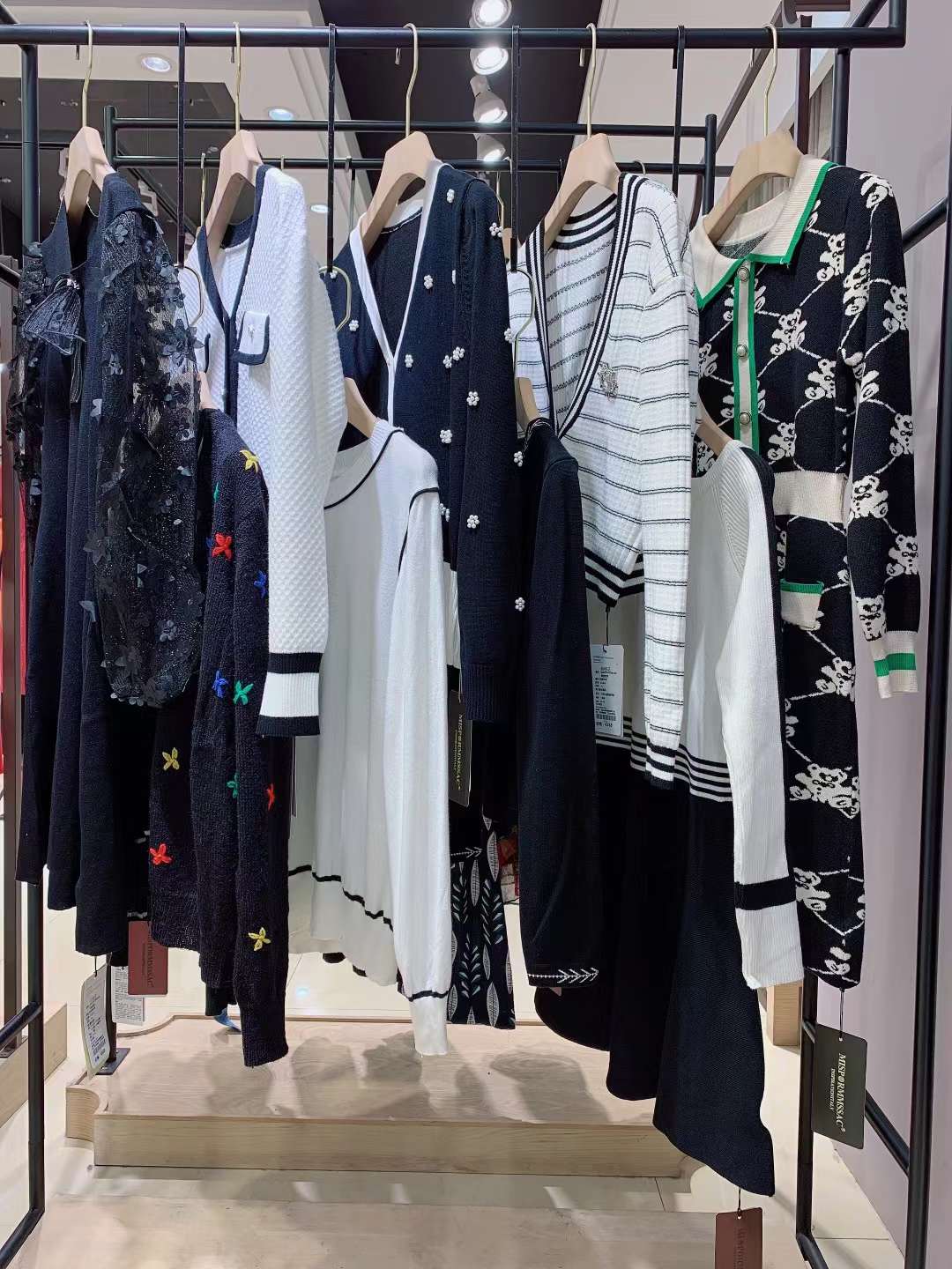 知 名品牌 寶姿2022品牌折扣女裝大碼尾貨直播間進(jìn)貨市場(chǎng)渠道