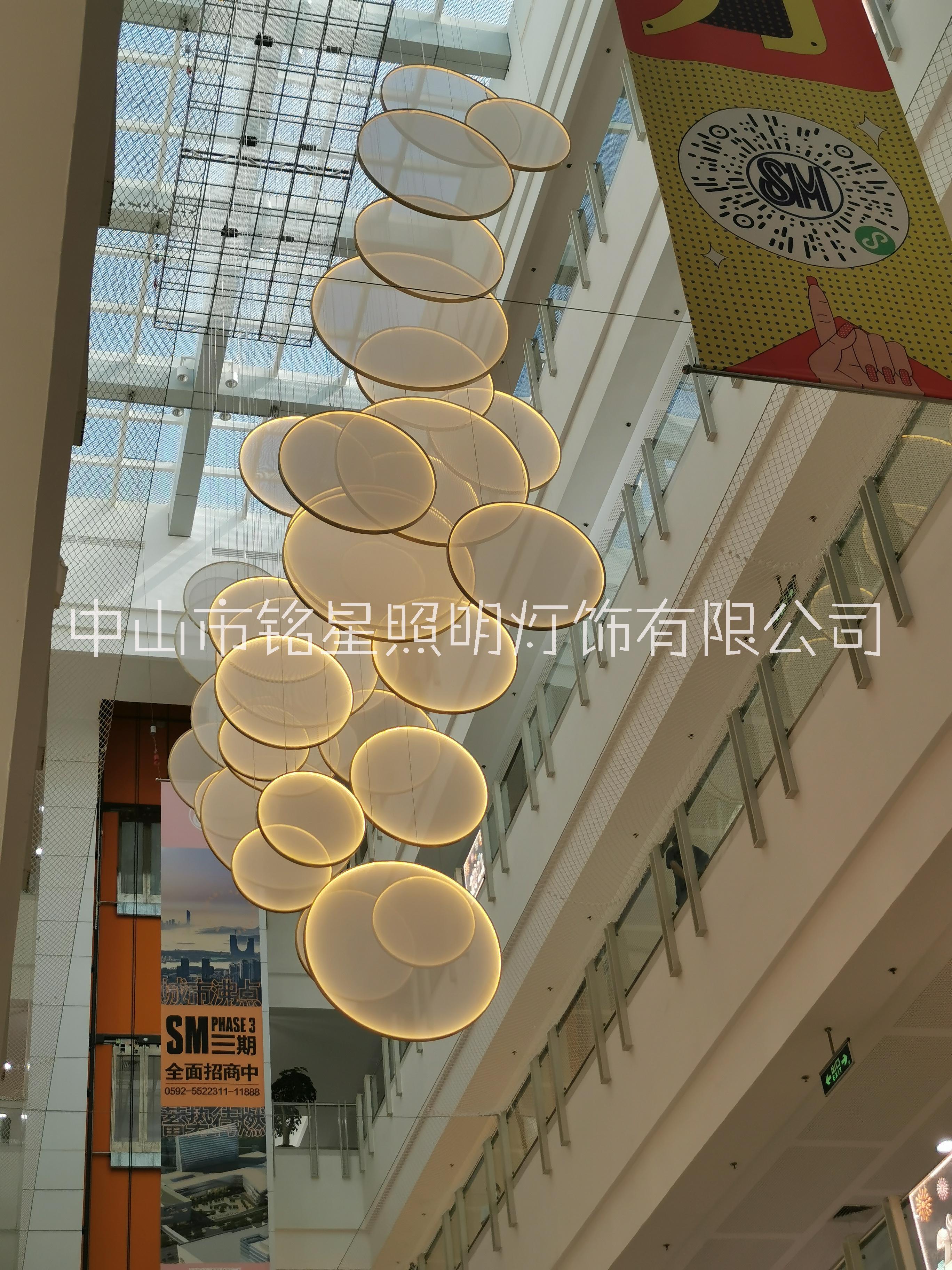 大型商場(chǎng)中庭美陳吊飾掛飾裝置布置定制工廠銘星廠家購(gòu)物商場(chǎng)中庭吊掛裝飾大吊燈廠家  商場(chǎng)中庭吊飾美陳掛飾