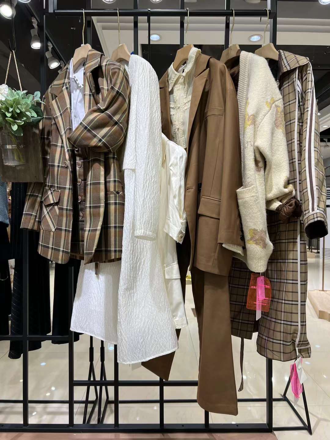 品牌撤柜女裝 寶貝瑪麗2022直播女裝貨源尾貨批發(fā)市場(chǎng)在哪里有？