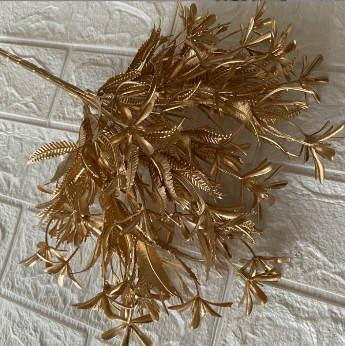 天津金色尤加利繡球花扇子葉假花批發(fā) 婚慶裝飾福桶金色銀杏葉金色植物花材價格