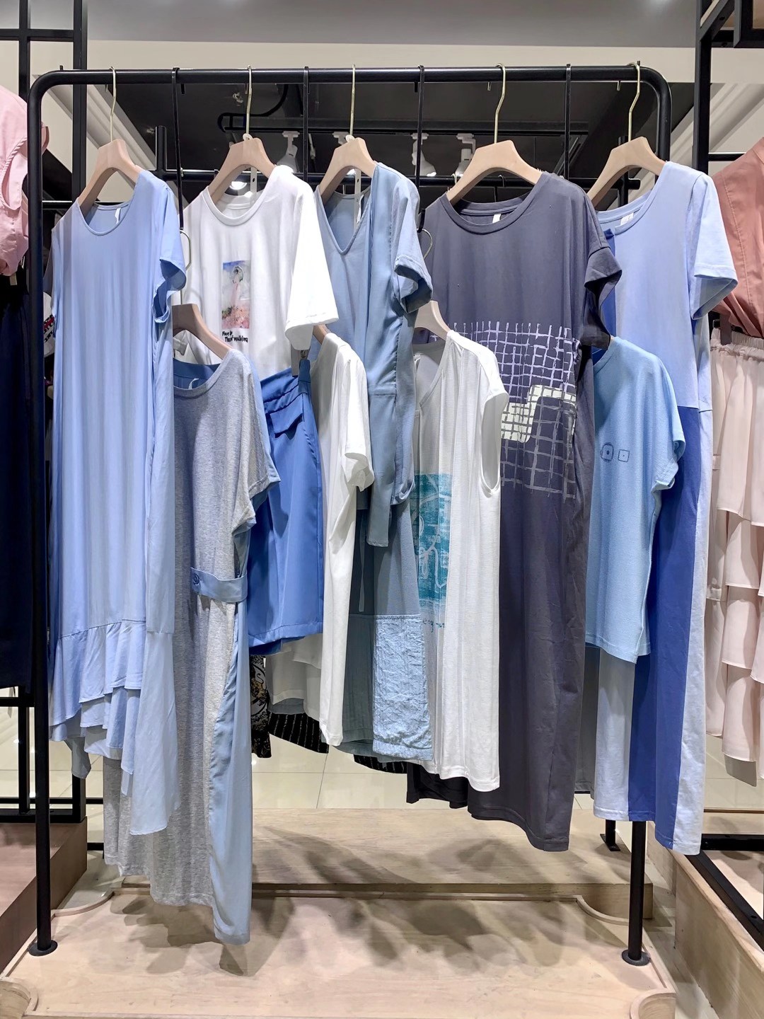 撤柜女裝品牌 述忘2022夏快手直播帶貨撤柜大 牌女裝清倉供應(yīng)鏈