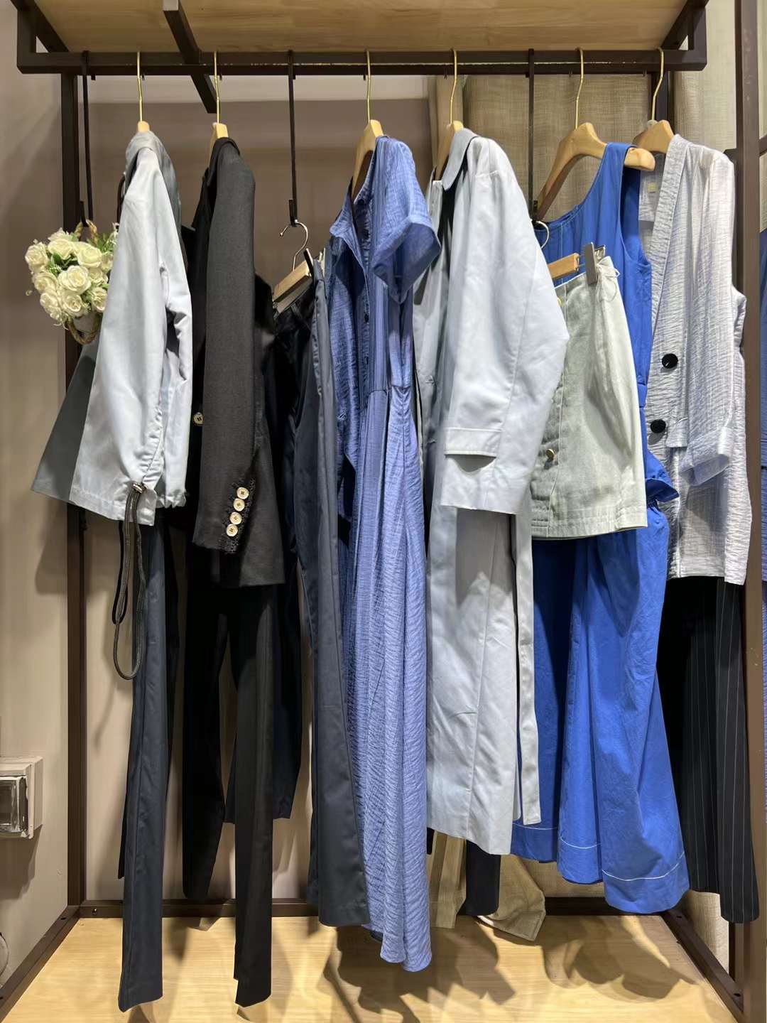 【圖拉】2022秋 深圳高 端設(shè)計(jì)師品牌直女裝播實(shí)體貨源專柜折扣批發(fā)