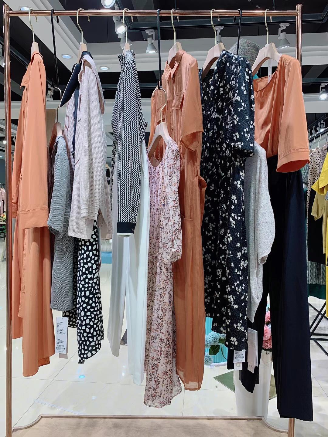 專柜下架女裝 華人杰2022品牌折扣女裝庫存清倉淘寶直播怎么找貨源