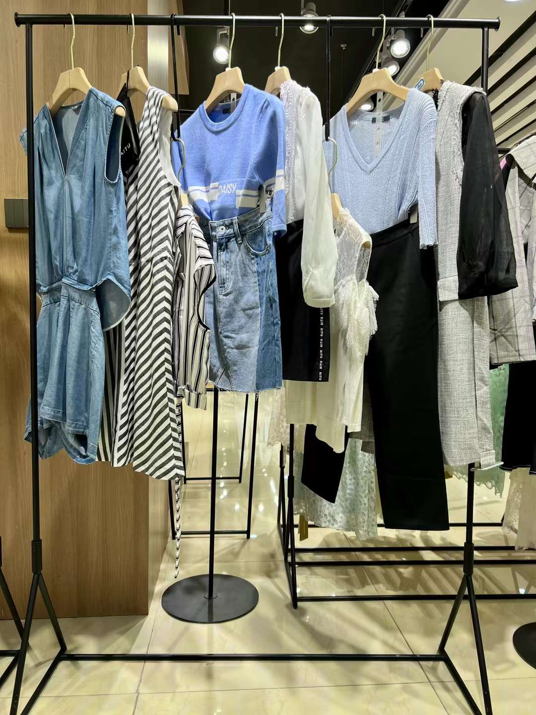撤柜折扣女裝 艾托奧22秋直播女裝貨源尾貨批發(fā)市場在哪里有？