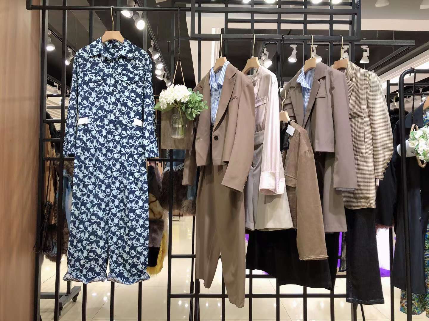撤柜折扣女裝 米梵·張莉22秋杭州品牌女裝服裝直播間批發(fā)基地