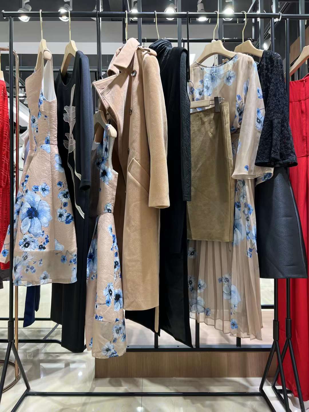 品牌折扣女裝 朗黛國際22秋大 牌女裝直播間貨源從哪里搞回來的貨？
