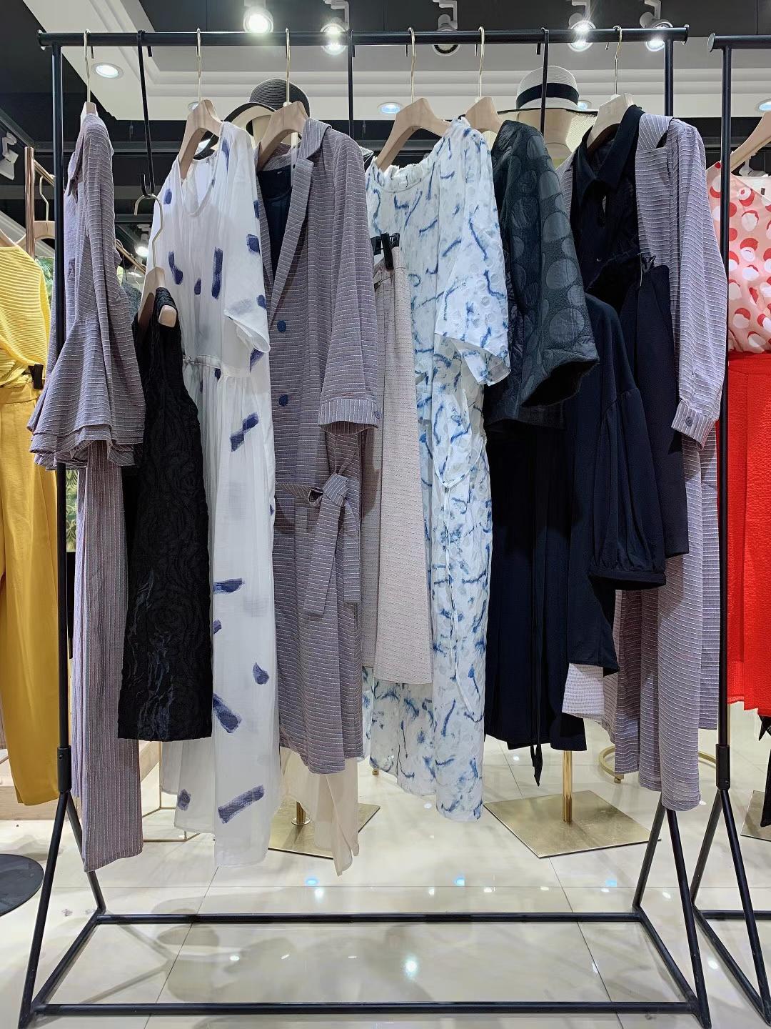 品牌折扣女裝 臺(tái)繡2022 夏剪標(biāo)女裝直播尾貨庫存廠家貨源批發(fā)特賣