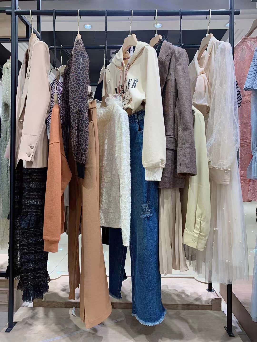 撤柜折扣女裝 珈姿萊爾 20 22淘寶店直播貨源當(dāng)季新款女裝庫(kù)存尾貨批發(fā)渠道