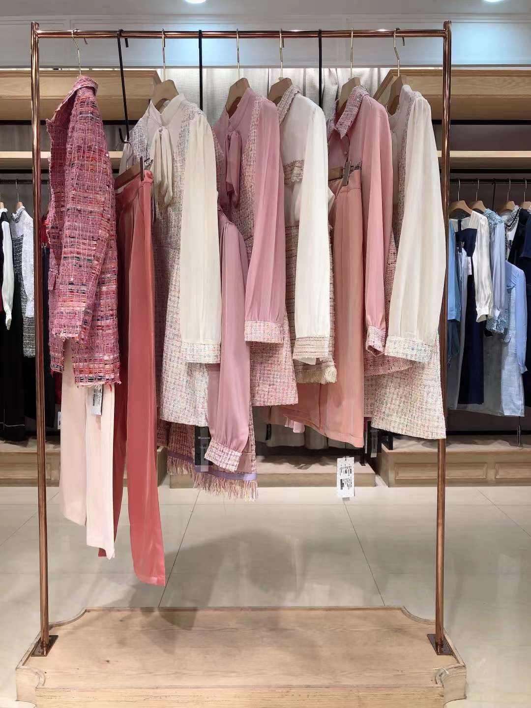 品牌 艾阿瑪尼2022 淘寶店直播貨源當(dāng)季新款女裝庫(kù)存尾貨批發(fā)渠道