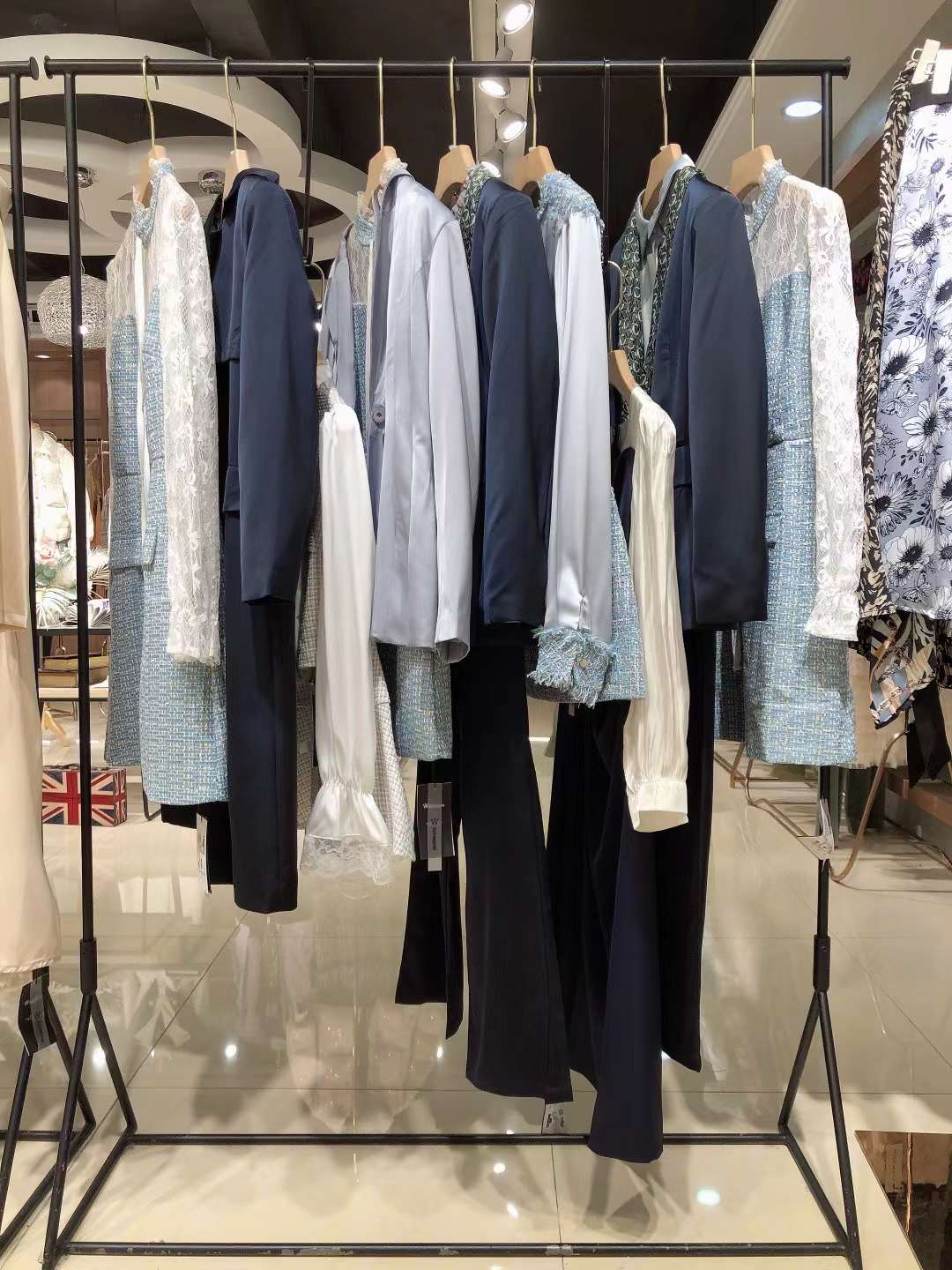 品牌 艾阿瑪尼2022 淘寶店直播貨源當(dāng)季新款女裝庫(kù)存尾貨批發(fā)渠道