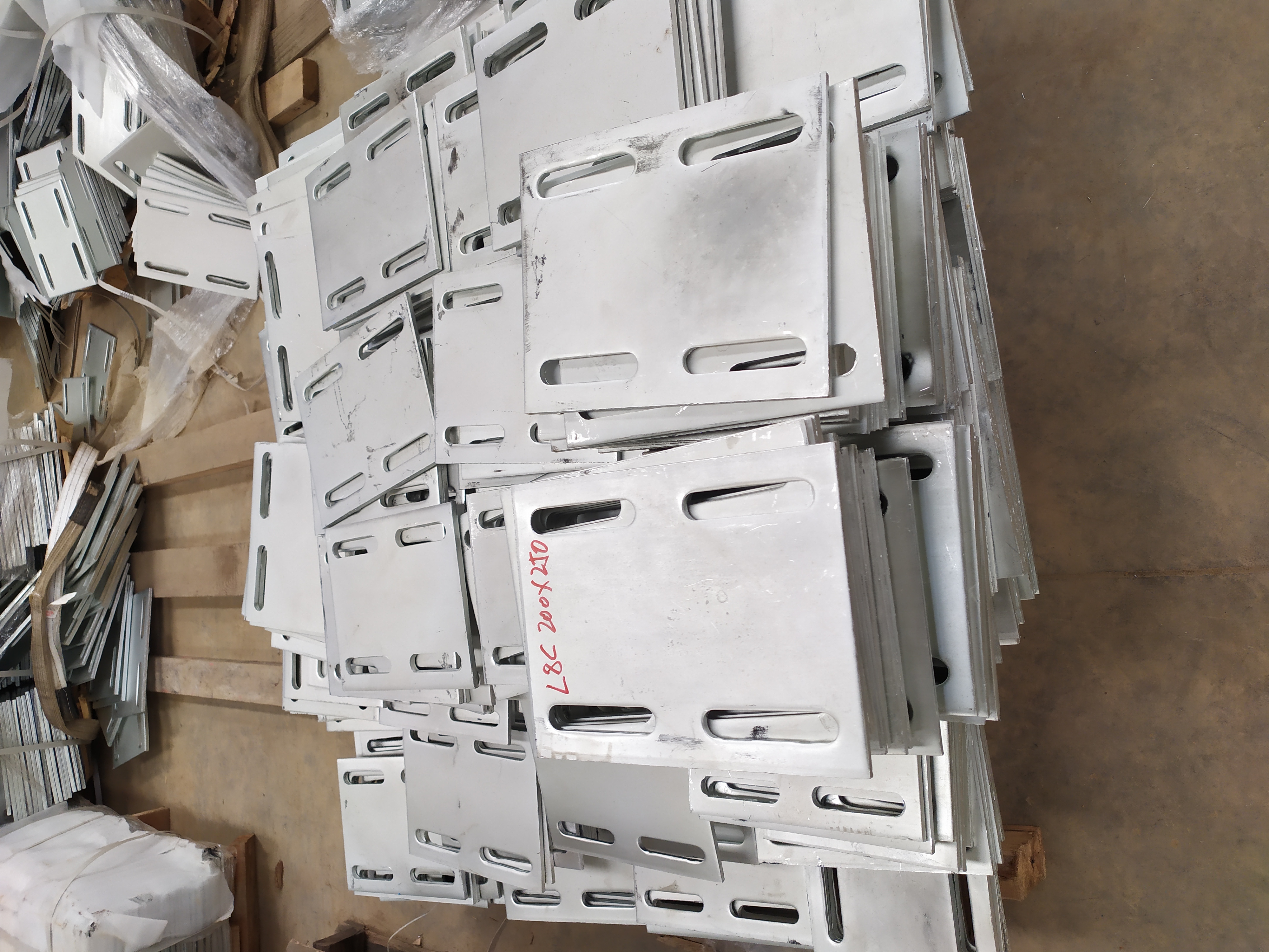 鍍鋅預(yù)埋鋼板 幕墻焊接預(yù)埋板件 沖孔折彎廠房搭建預(yù)埋件