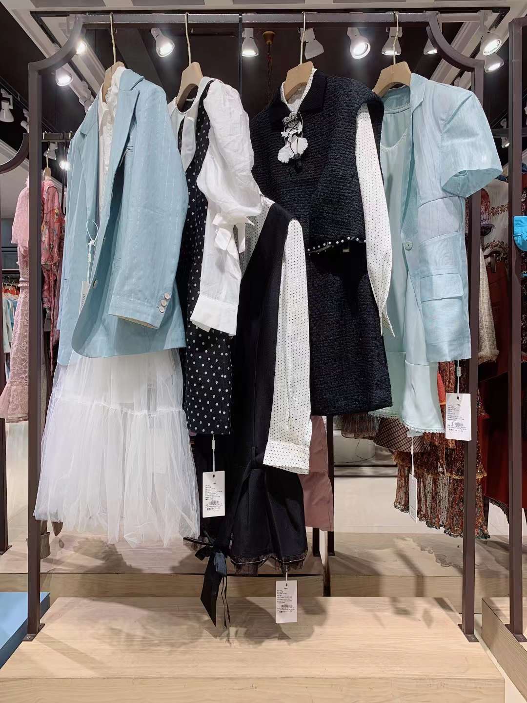 華倫天奴之安娜貝拉22四季裝品牌女裝專柜撤柜雜款庫存尾貨一手貨源批發(fā)