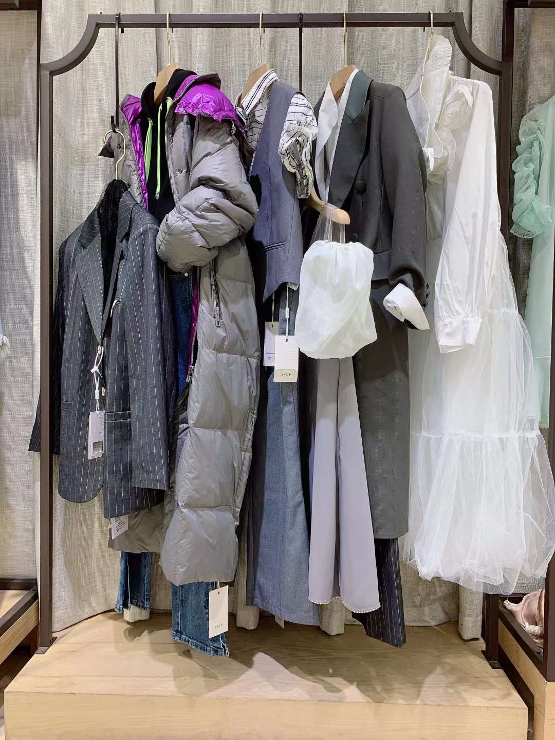 華倫天奴之安娜貝拉22四季裝品牌女裝專柜撤柜雜款庫存尾貨一手貨源批發(fā)