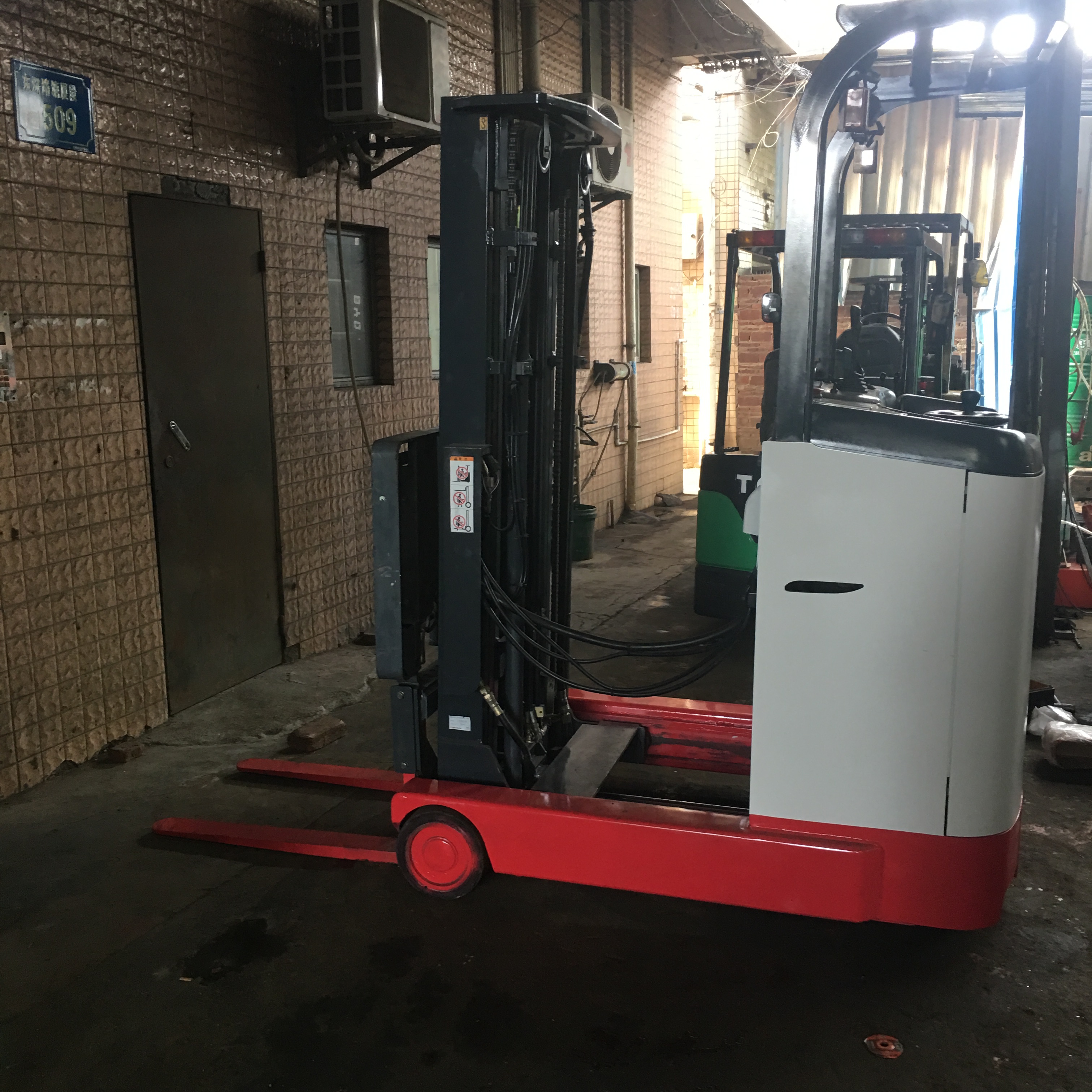 二手三節(jié)自由提升門架升高4.5米1.3噸NICHIYU前移式叉車出租