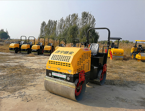 目前2噸壓路機(jī)1 振動(dòng)壓路機(jī) 雙鋼輪壓路機(jī)現(xiàn)貨