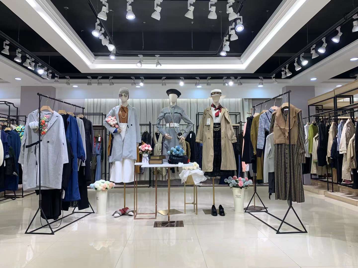 撤柜女裝 RT-Retro Tomorrow2022品牌女裝折扣尾貨批發(fā)市場(chǎng)供應(yīng)商