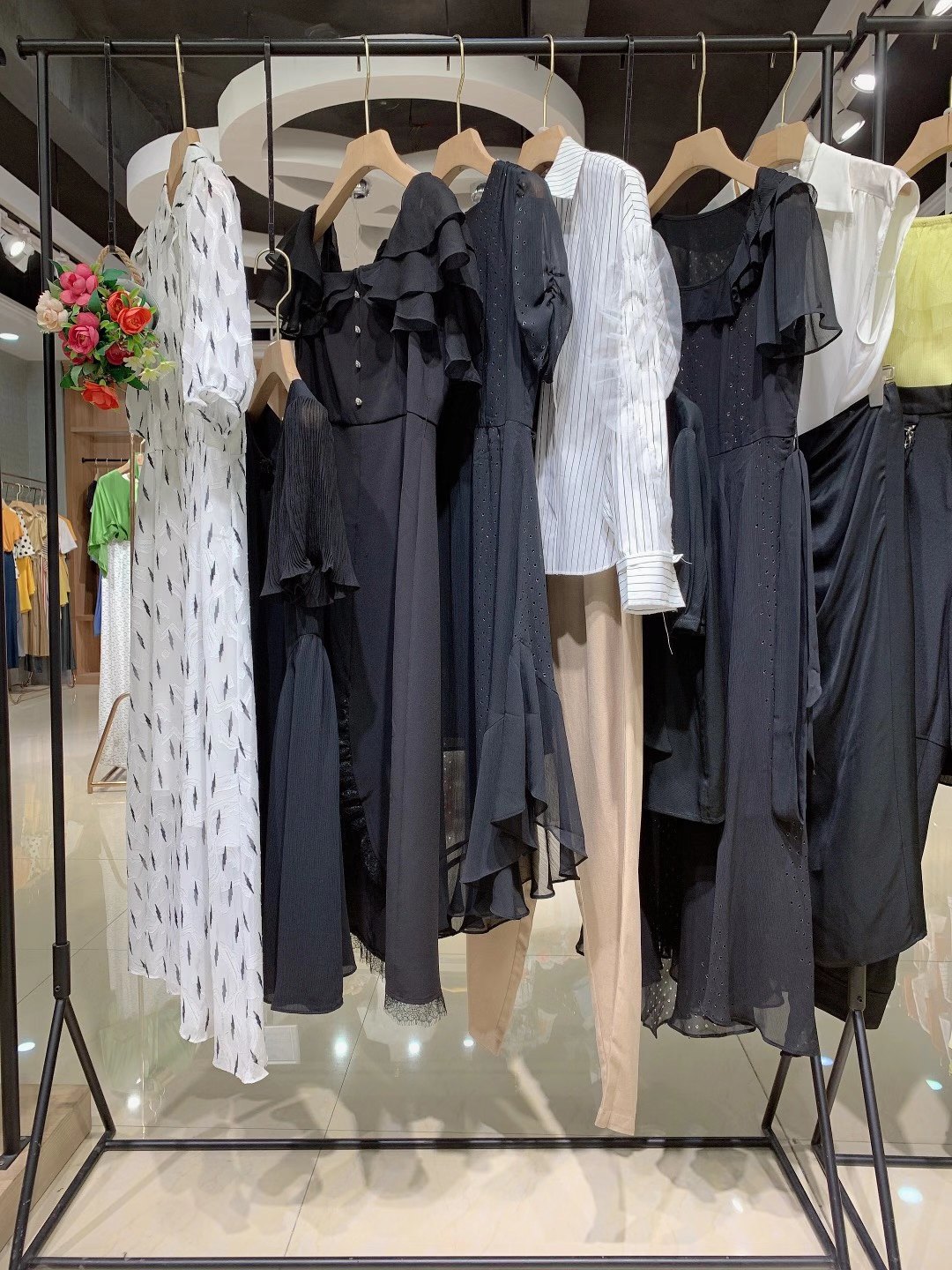 櫥柜女裝貨源 馬婧2022夏大碼品牌女裝折扣尾貨清倉供應商
