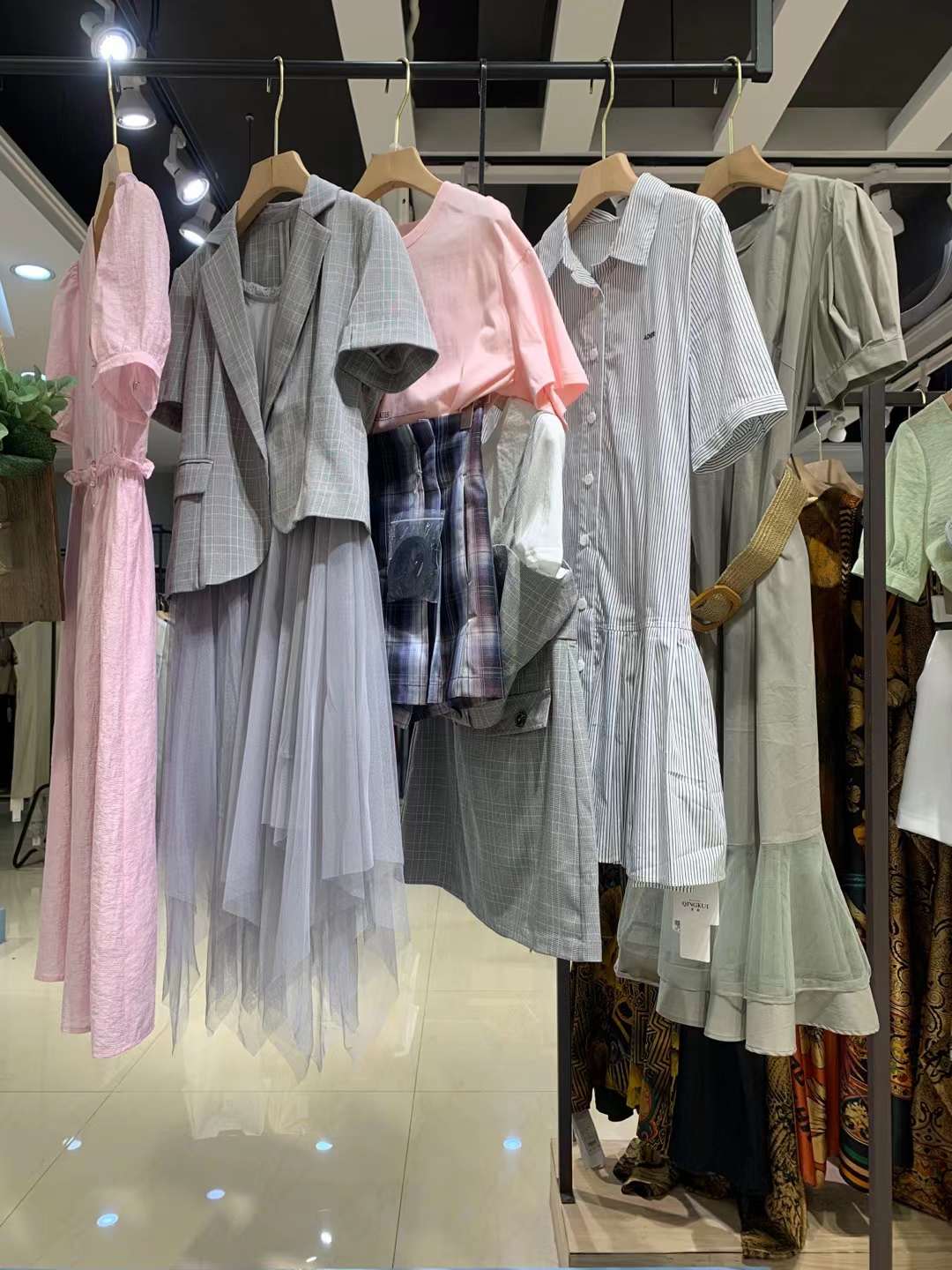 撤柜女裝貨源 青葵2022夏大 牌品牌女裝折扣尾貨一手貨源批發(fā)