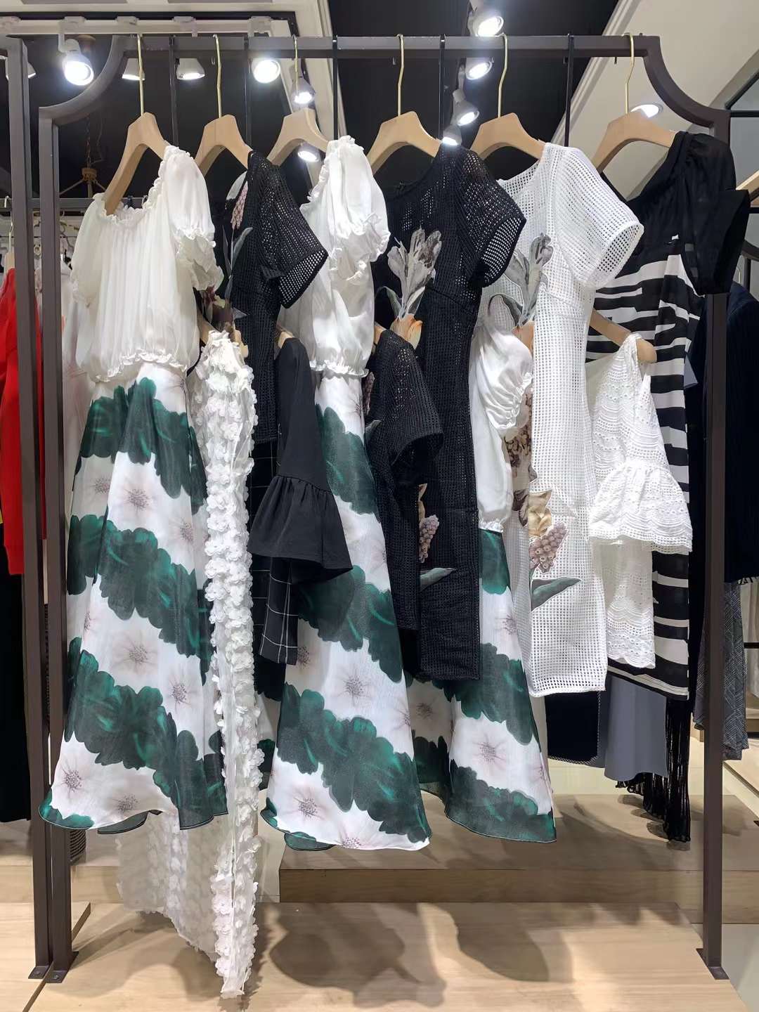 撤柜折扣女裝 朗黛國(guó)際2022剪標(biāo)女裝尾貨一手貨源清倉(cāng)批發(fā)供應(yīng)鏈