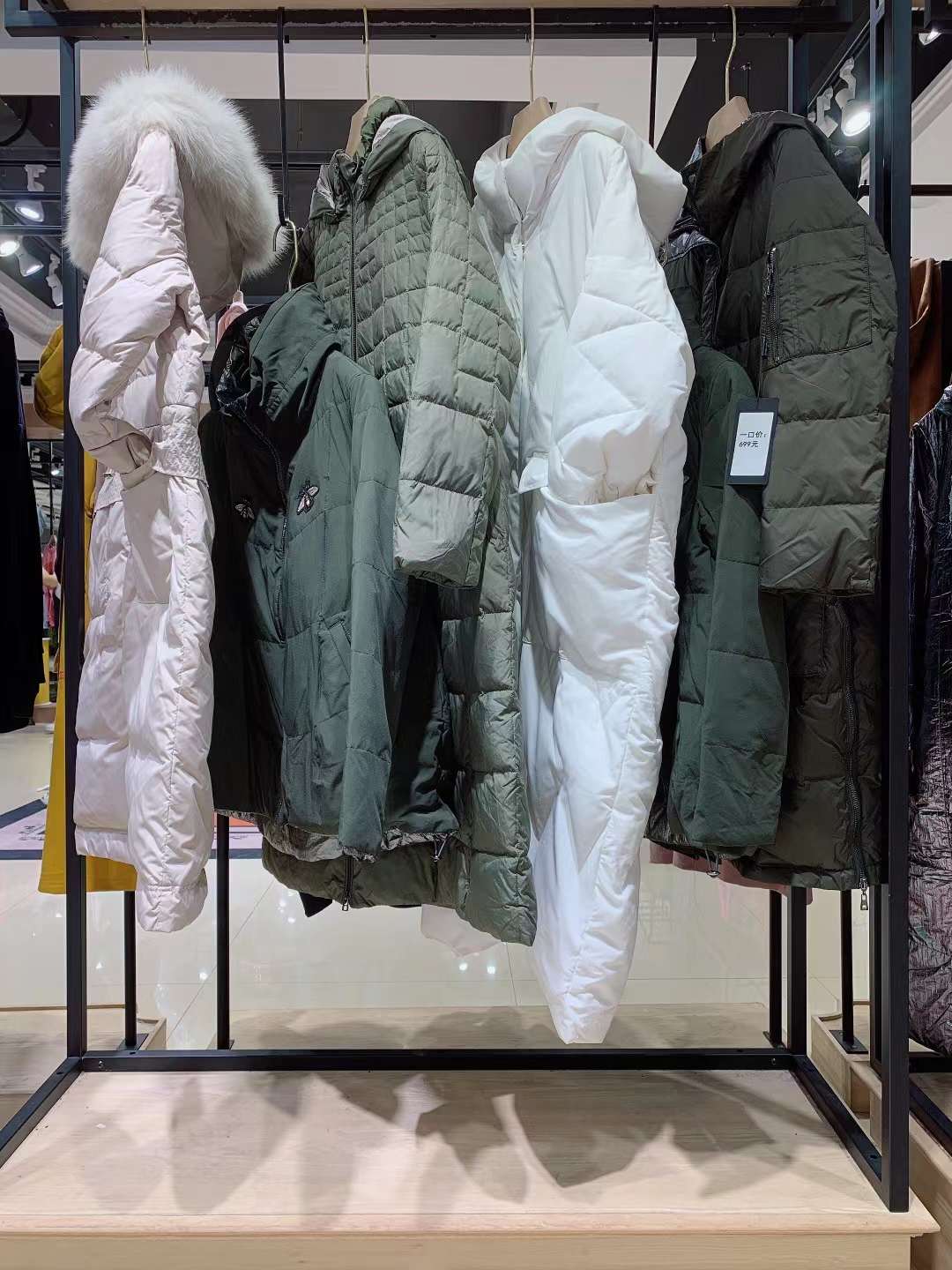 芭登芮芮/珂蕾朵姆22冬商場撤柜品牌女裝羽絨服尾貨批發(fā)進貨貨源