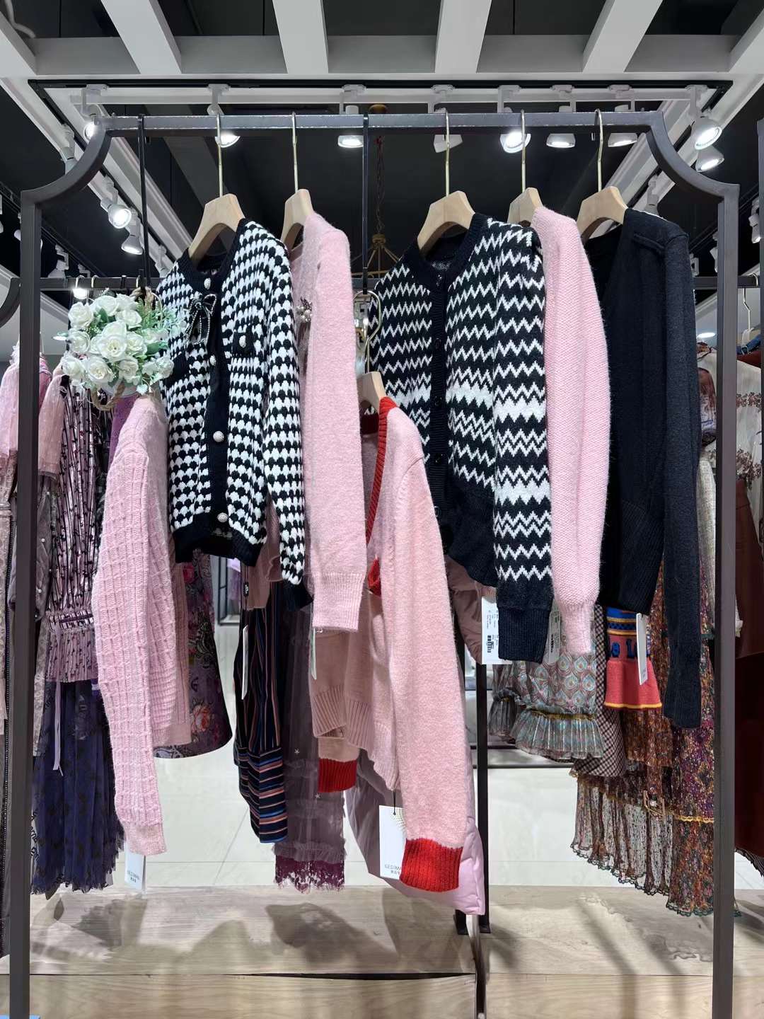 女裝一手貨源 歌笛曼2022冬 剪標(biāo)品牌折扣女裝尾貨貨源批發(fā)市場(chǎng)