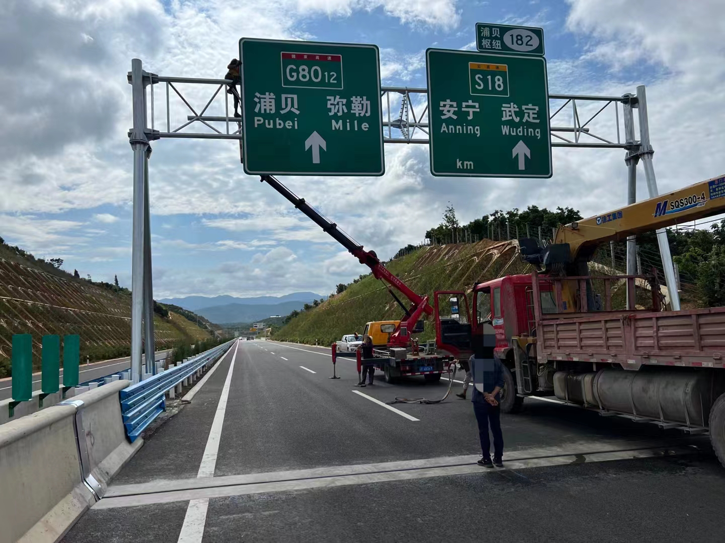 道路高速公路交通指示標(biāo)志桿F型T型鋁合金反光標(biāo)志牌 河北標(biāo)志桿供應(yīng)商