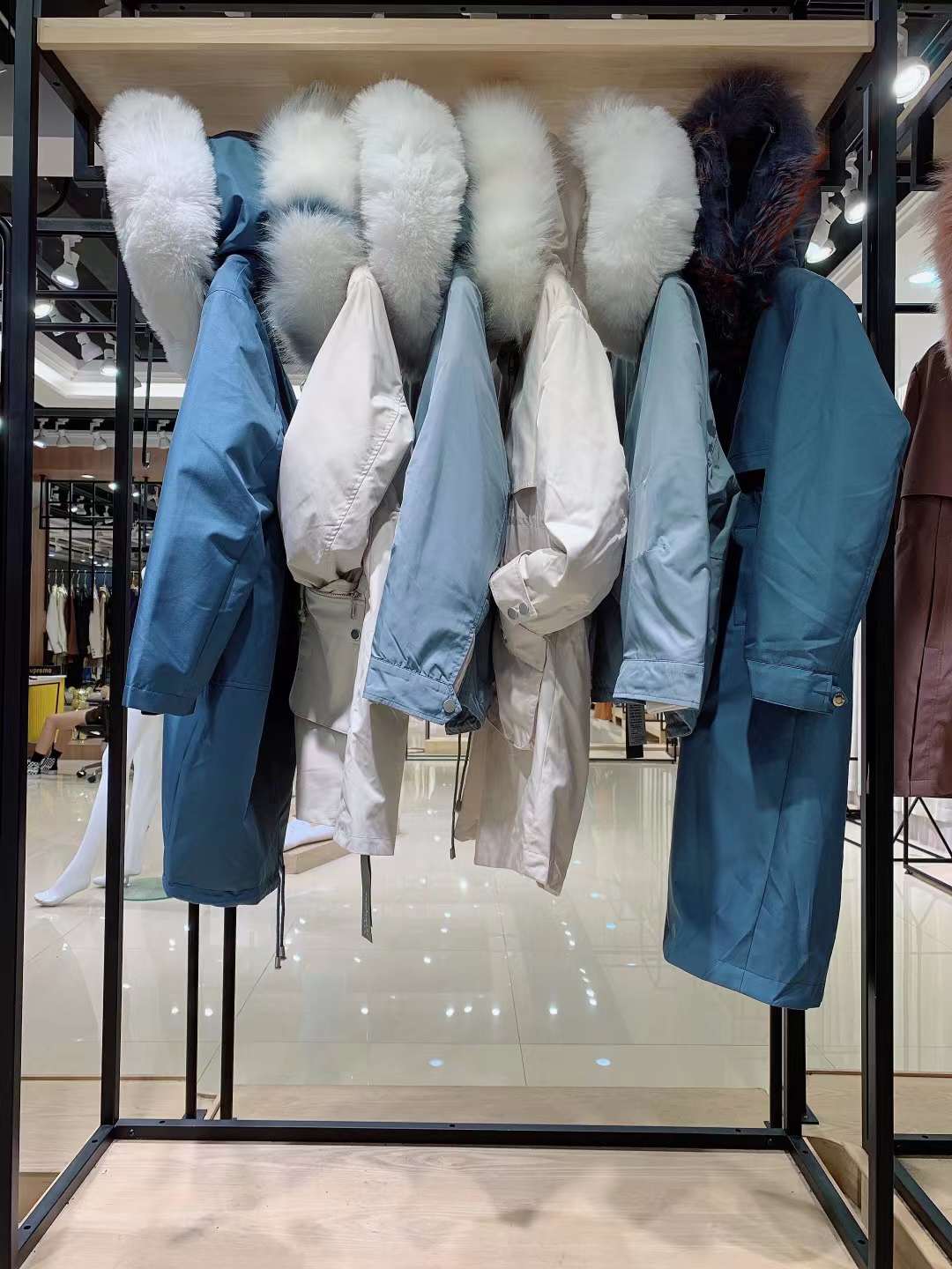 雪丹枝·派克羽絨服22冬女裝批發(fā)貨源一手價格 皮草派克派克羽絨專柜女裝折扣店直播價格