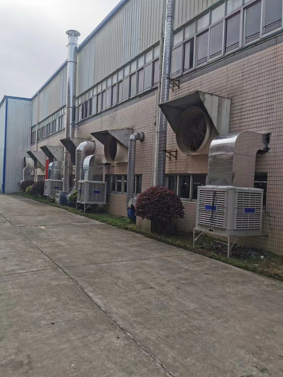 大嶺山塑膠車間降溫環(huán)?？照{鮮風機安裝
