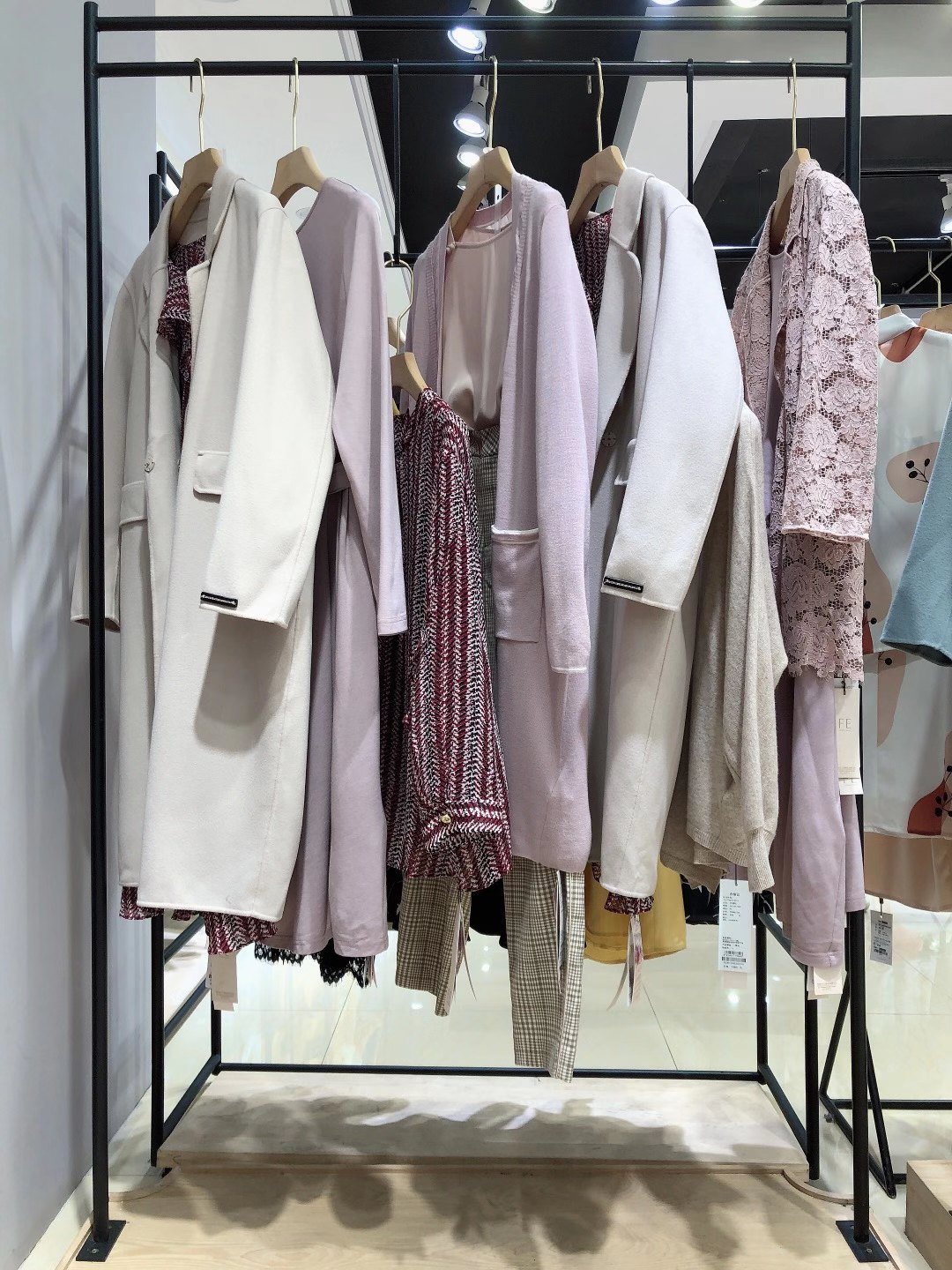 撤柜折扣女裝 華人杰2022秋冬 撤柜剪標(biāo)的女裝尾貨供應(yīng)商怎么找？