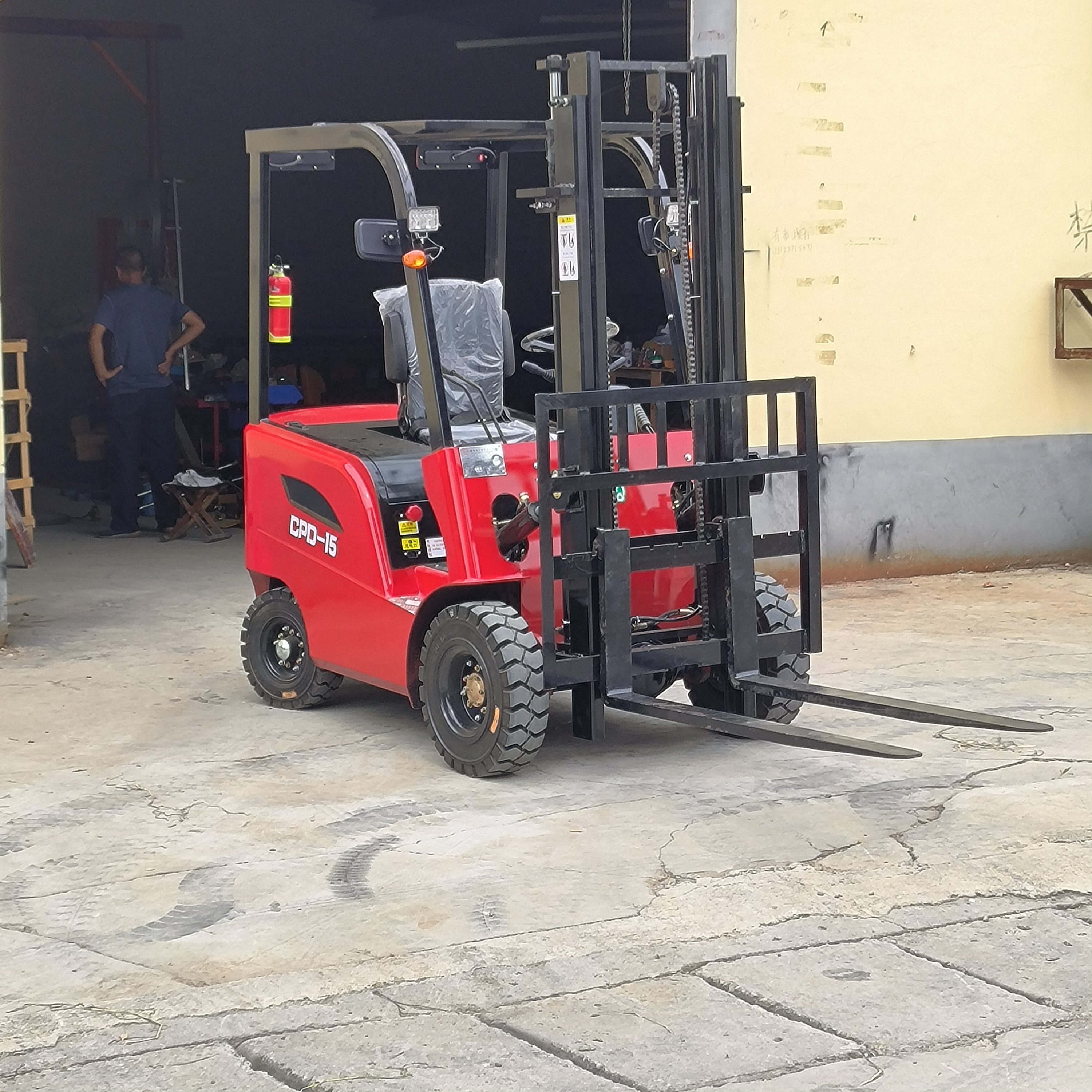 1.5噸新能源叉車電動搬運叉車貨叉